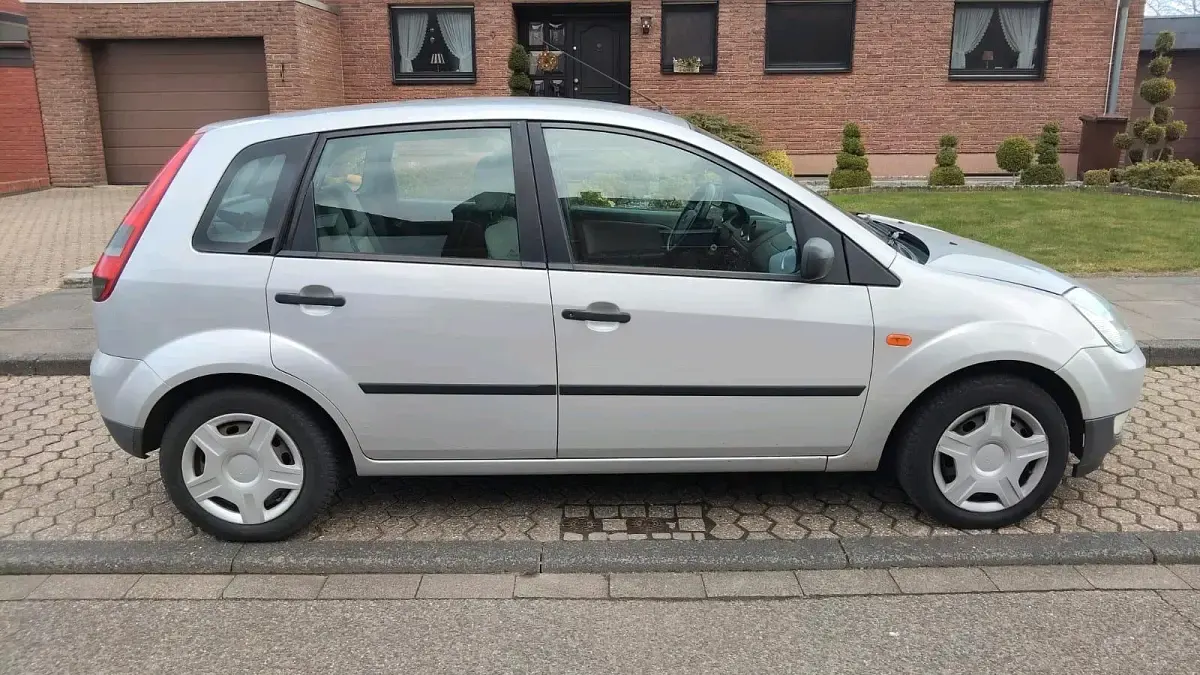 Gebraucht Ford Fiesta 60 PS (44 kW) 2003 Silber Kleinwagen