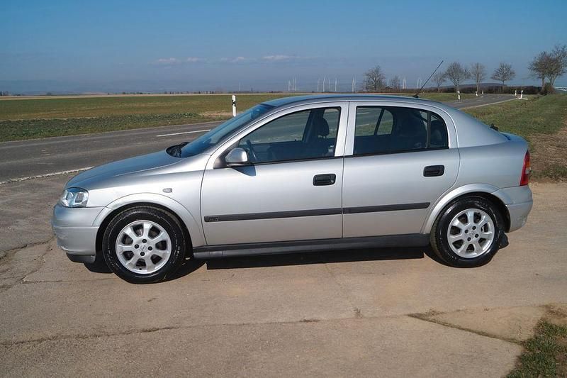 Gebraucht Opel Astra Selection 84 PS (61 kW) 2001 Silber Limousine