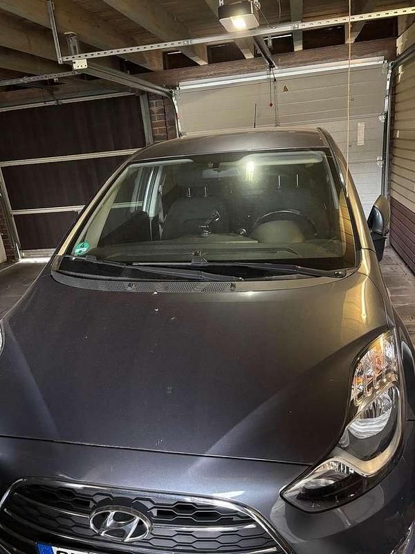 Grau Gebraucht 2016 Hyundai ix20 Classic Kleinwagen | 7.900 € (Fairer Preis) - Bild 1/4