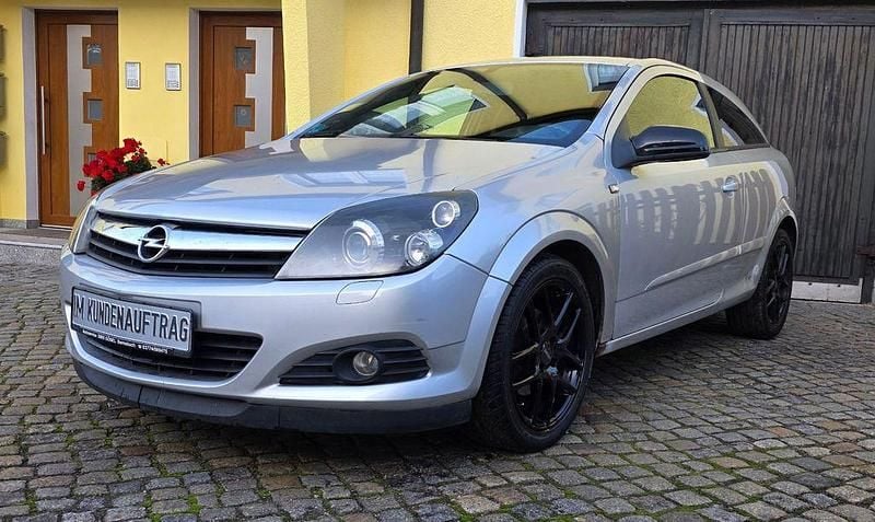 Silber Gebraucht 2005 Opel Astra GTC Edition Coupé | 950 € (Superpreis) - Bild 1/4