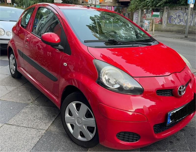 Rot Gebraucht 2009 Toyota Aygo Kleinwagen | 2.400 € (Fairer Preis) - Bild 1/4