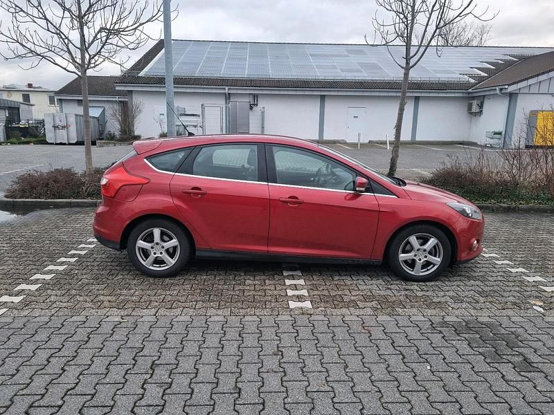Gebraucht Ford Focus 125 PS (91 kW) 2013 Rot Limousine