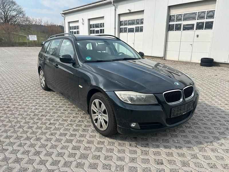 Gebraucht BMW 320 177 PS (130 kW) 2010 Schwarz Kombi
