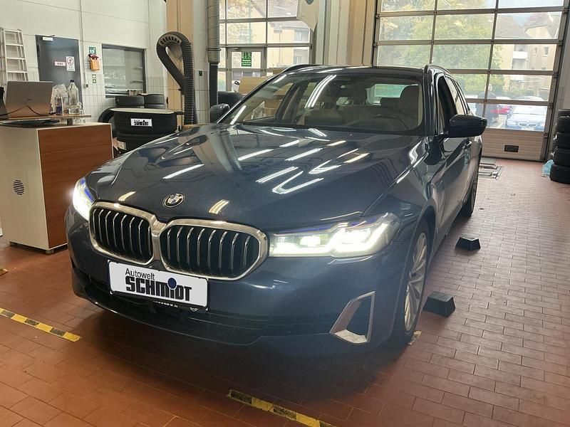 Phytonicblau Gebraucht 2021 BMW 530e Luxury Line Kombi | 29.090 € (Guter Preis) - Bild 1/3