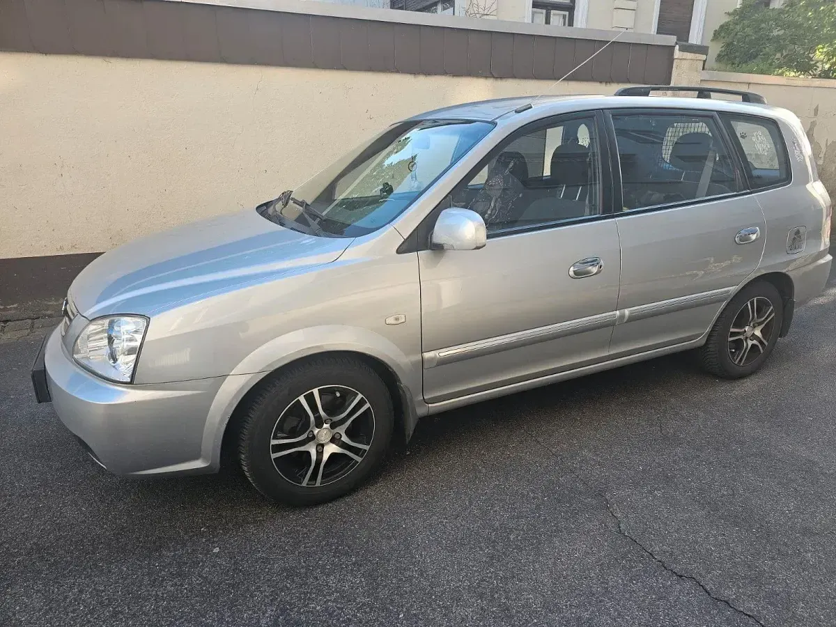 Gebraucht Kia Carens 139 PS (102 kW) 2005 Silber Van / Kleinbus