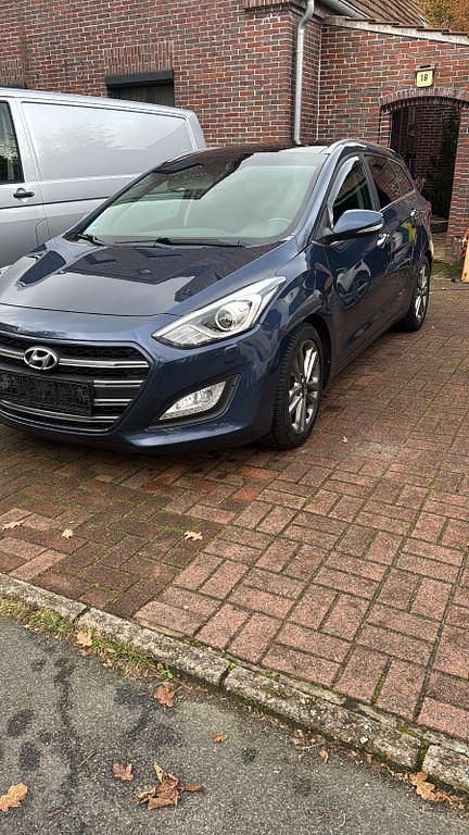 Blau Gebraucht 2017 Hyundai i30 Premium Kombi | 12.400 € (Fairer Preis) - Bild 1/4