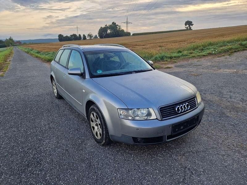 Grau Gebraucht 2002 Audi A4 Kombi | 550 € (Superpreis) - Bild 1/4