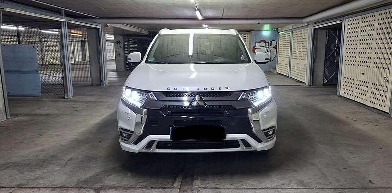 Gebraucht 2020 Mitsubishi Outlander P-HEV Diamant Edition SUV | 24.400 € (Etwas zu teuer) - Bild 1/4
