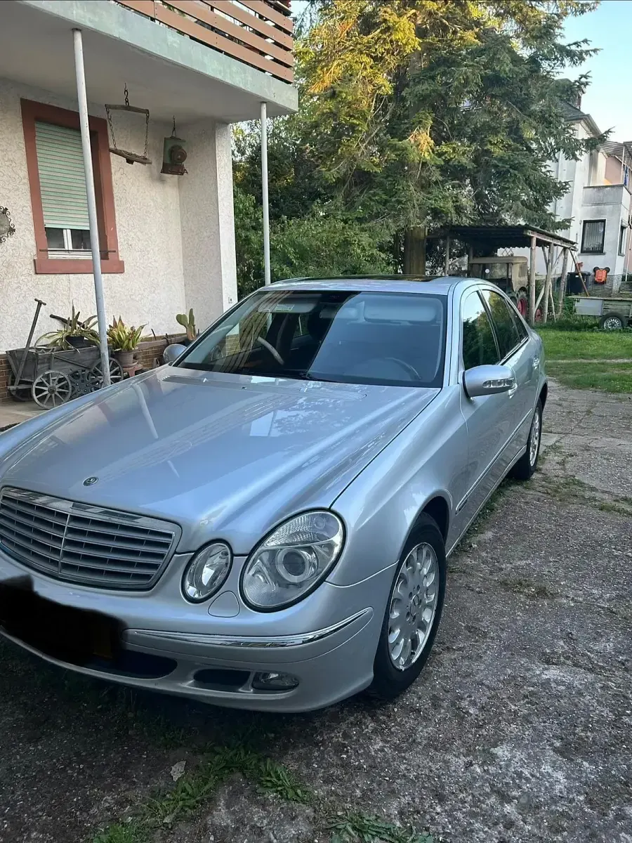 Second-hand Mercedes E220 Elegance 170 CP (125 kW) 2006 Argintiu Berlinǎ