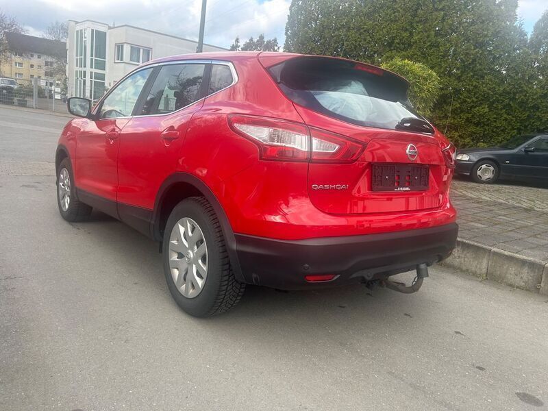 Gebraucht Nissan Qashqai Visia 116 PS (85 kW) 2015 Rot SUV