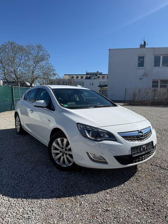 Gebraucht Opel Astra Innovation 180 PS (132 kW) 2011 Weiß Limousine