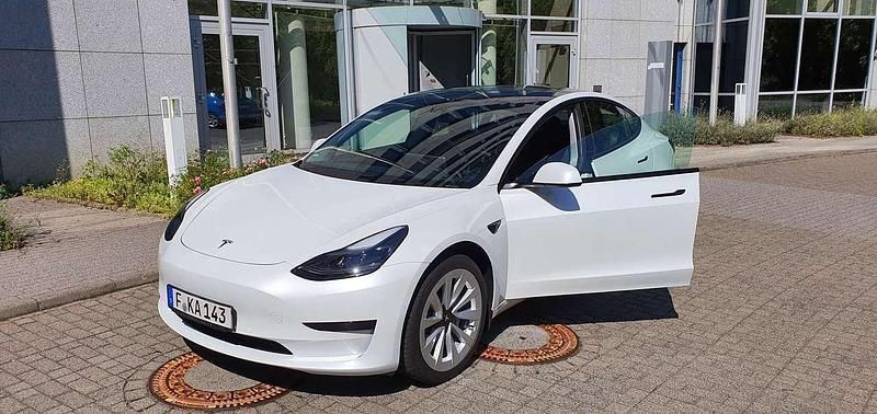 Weiß Gebraucht 2021 Tesla Model 3 Standard Range Plus Limousine | 24.999 € (Fairer Preis) - Bild 1/4