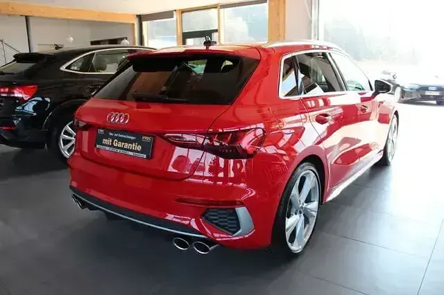 Gebraucht Audi S3 Ambiente 310 PS (228 kW) 2023 Rot Limousine