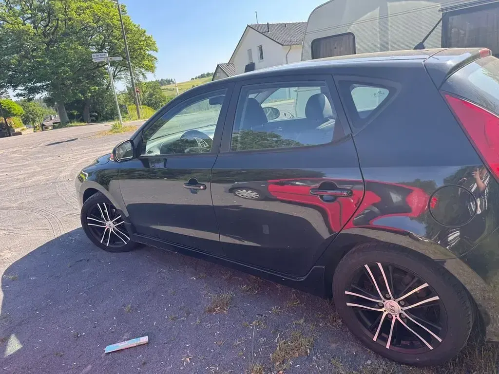 Używany Hyundai i30 90 KM (66 kW) 2011 Czarny Sedan/Limuzyna
