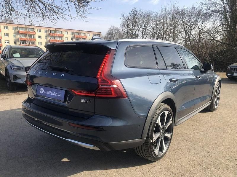 Gebraucht Volvo V60 CC Ultimate 250 PS (183 kW) 2024 Blau Kombi