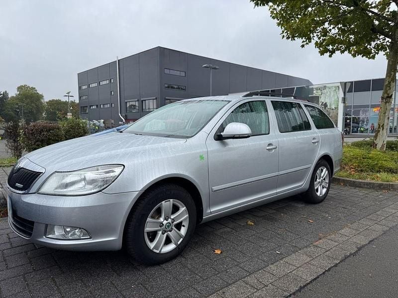 Silber Gebraucht 2012 Skoda Octavia GreenLine Kombi | 5.200 € - Bild 1/4