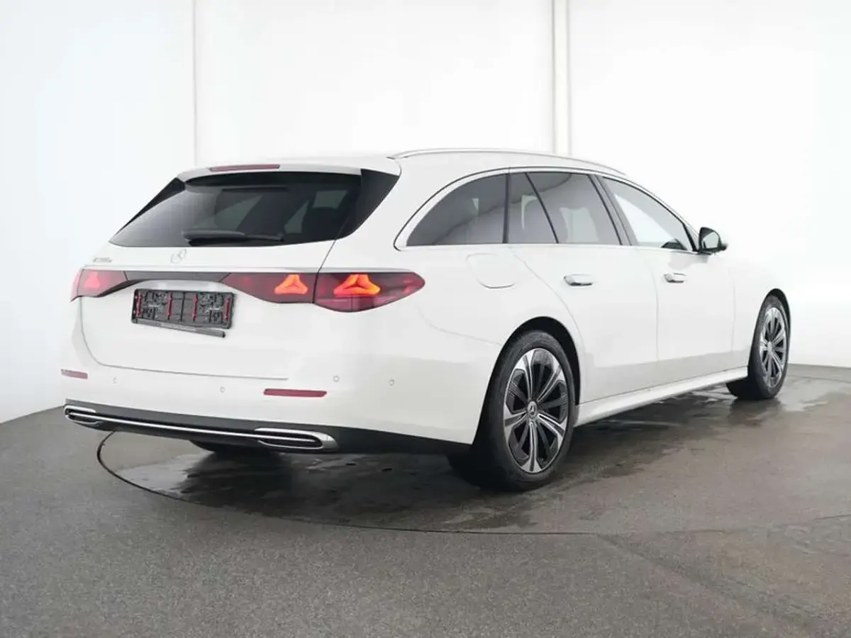Gebraucht Mercedes E300 Avantgarde 313 PS (230 kW) 2025 Unilack polarweiß Kombi