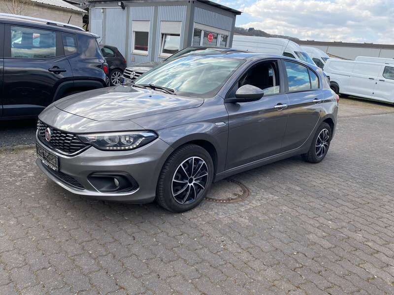 Grau Gebraucht 2016 Fiat Tipo Easy Limousine | 4.500 € (Teuer) - Bild 1/4