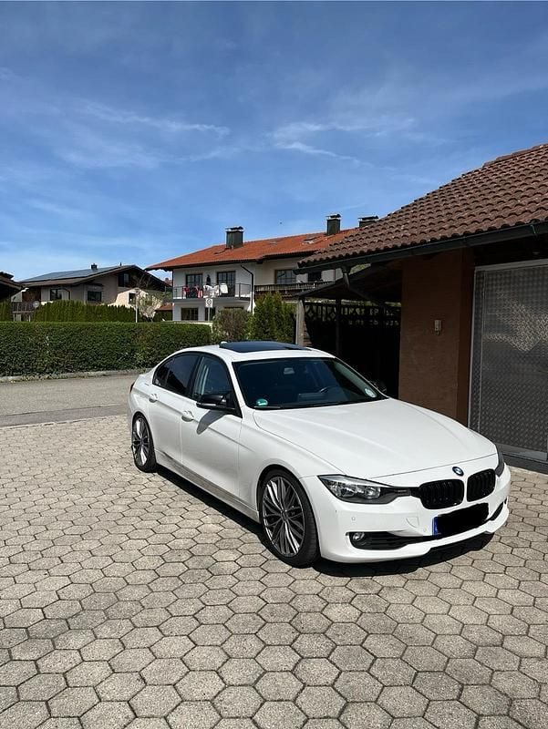 Weiß Gebraucht 2015 BMW 330 Limousine | 9.500 € (Superpreis) - Bild 1/4