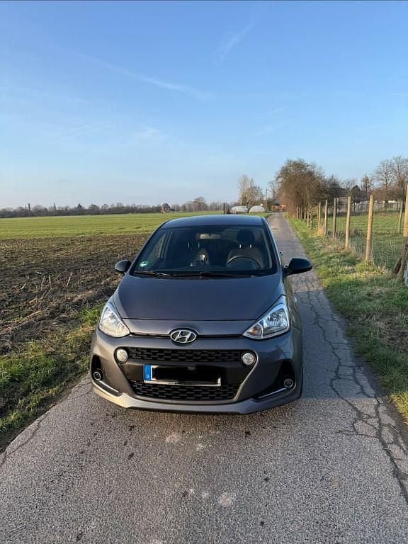 Grau Gebraucht 2018 Hyundai i10 Passion Kleinwagen | 6.200 € (Guter Preis) - Bild 1/4