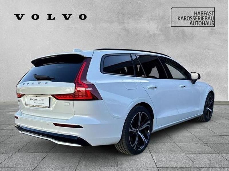 Gebraucht Volvo V60 Plus 398 PS (292 kW) 2022 Crystal white pearl / metallic (metallic) Kombi