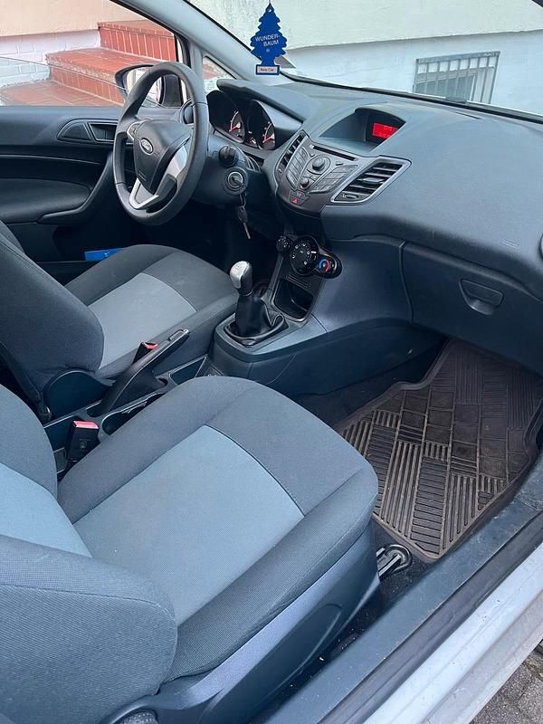 Gebraucht Ford Fiesta 60 PS (44 kW) 2012 Weiß Kleinwagen