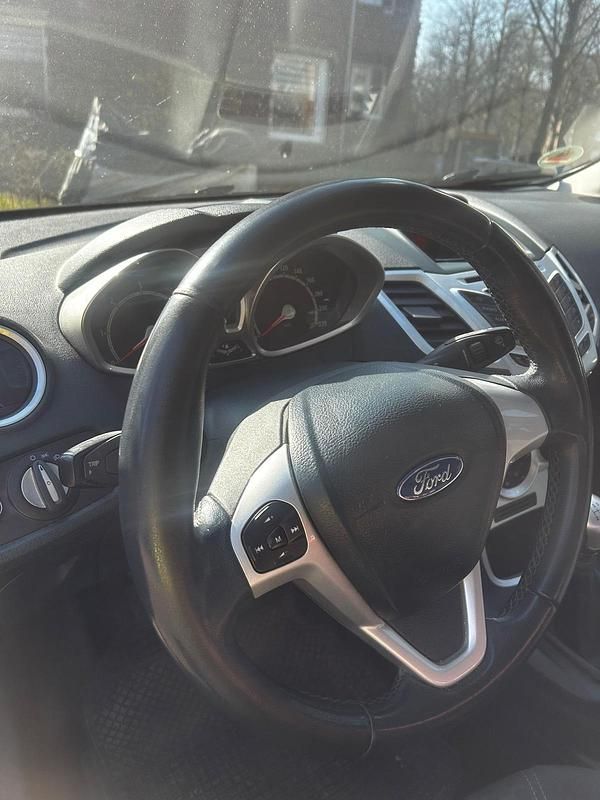 Gebraucht Ford Fiesta 68 PS (50 kW) 2012 Schwarz Kleinwagen