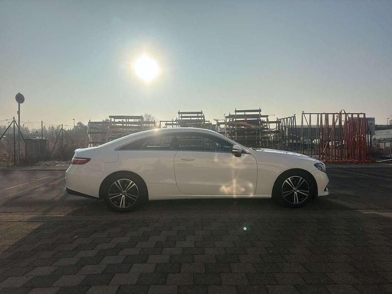 Weiß Gebraucht 2018 Mercedes E200 Coupé | 25.000 € (Guter Preis) - Bild 1/4