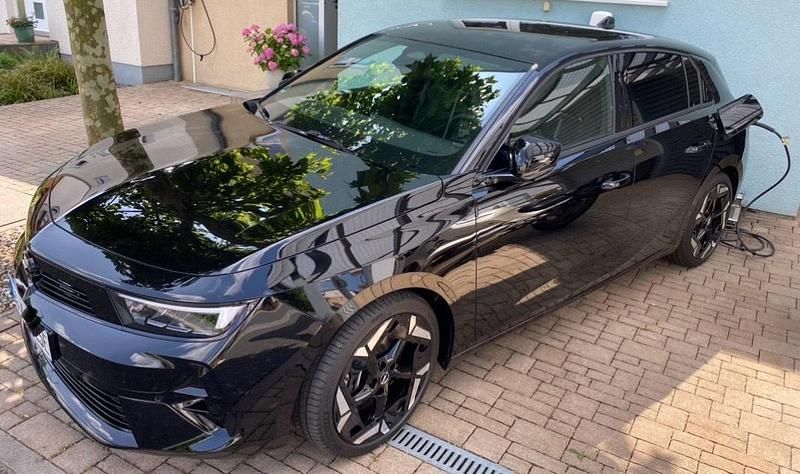 Schwarz Gebraucht 2025 Opel Astra GSe Limousine | 29.999 € (Fairer Preis) - Bild 1/4