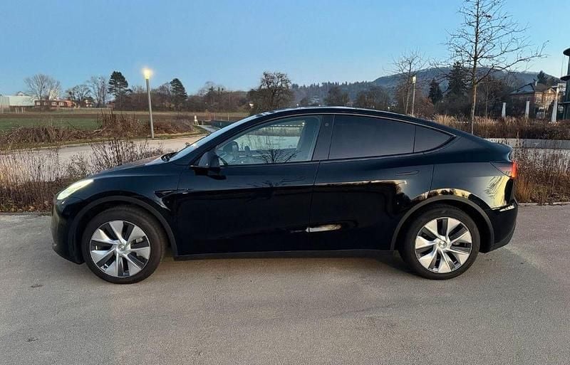 Gebraucht Tesla Model Y Standard Range 188 kW (256 PS) 2023 Schwarz SUV