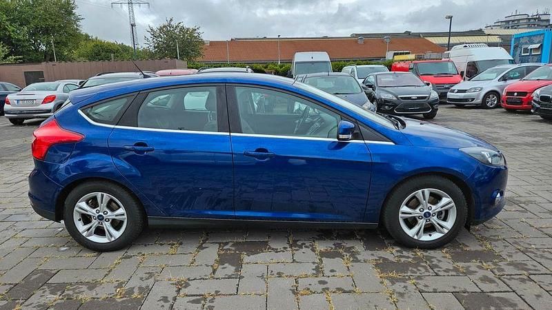 Gebraucht Ford Focus Ambiente 101 PS (74 kW) 2014 Blau Limousine
