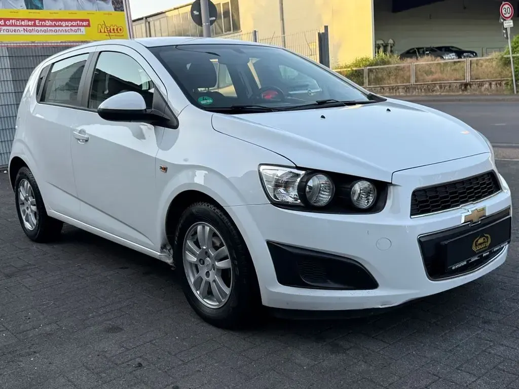 Gebraucht Chevrolet Aveo LT 101 PS (74 kW) 2011 Weiß Kleinwagen