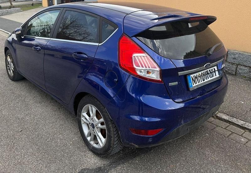 Gebraucht Ford Fiesta Titanium 125 PS (91 kW) 2015 Blau Limousine