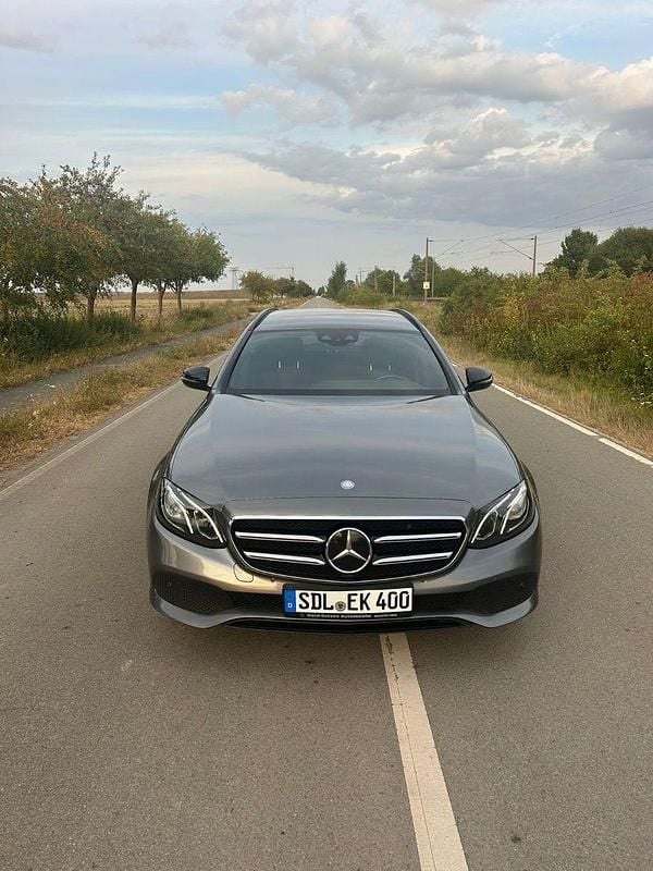 Grau Gebraucht 2017 Mercedes E220 Avantgarde Kombi | 24.490 € (Teuer) - Bild 1/4