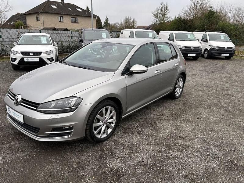 Silber Gebraucht 2016 VW Golf Highline Limousine | 12.990 € (Guter Preis) - Bild 1/4