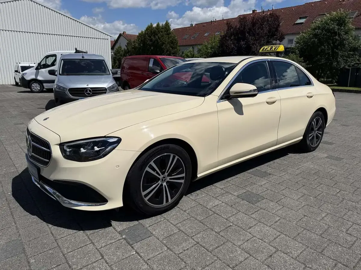 Gebraucht Mercedes E200 Avantgarde 160 PS (117 kW) 2023 Hellelfenbein Limousine