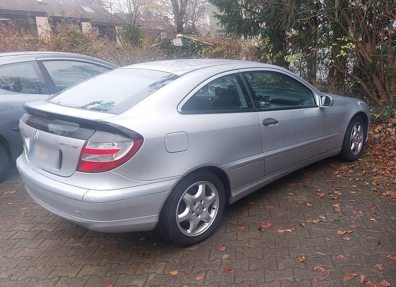 Silber Gebraucht 2006 Mercedes 200 Coupé | 4.500 € - Bild 1/4