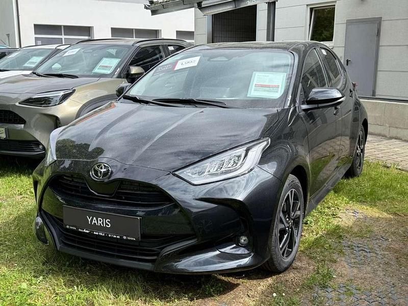 Mysticschwarz mica Neu 2025 Toyota Yaris Hybrid Comfort Kleinwagen | 26.999 € - Bild 1/3