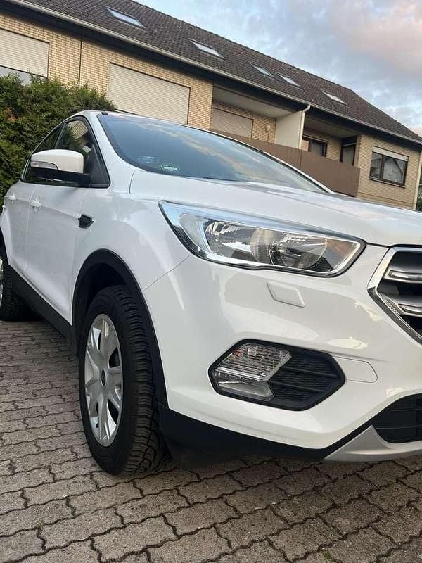 Weiß Gebraucht 2018 Ford Kuga Trend SUV | 10.499 € (Superpreis) - Bild 1/4