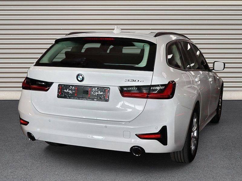 Gebraucht BMW 330e Advantage 292 PS (214 kW) 2022 Mineralweiss Kombi
