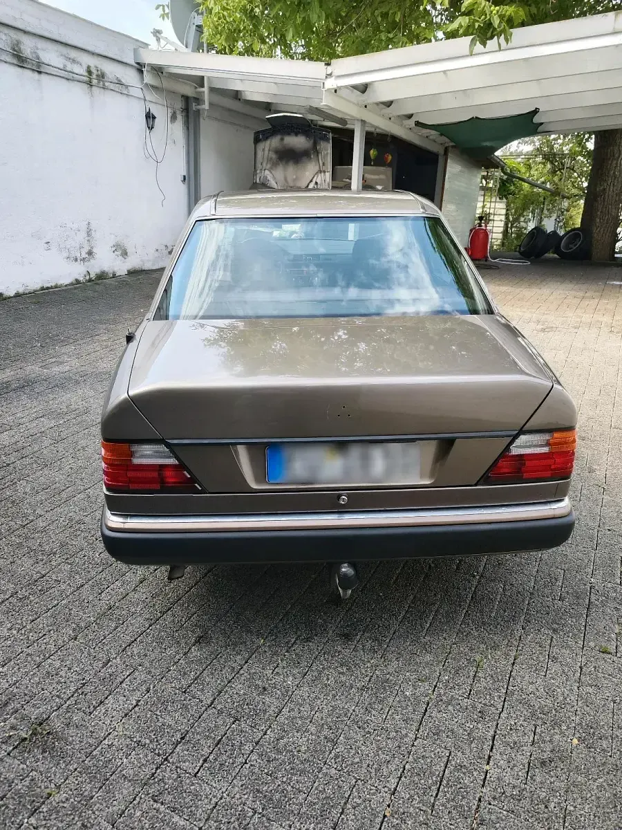 Gebraucht Mercedes E230 132 PS (97 kW) 1992 Braun Limousine