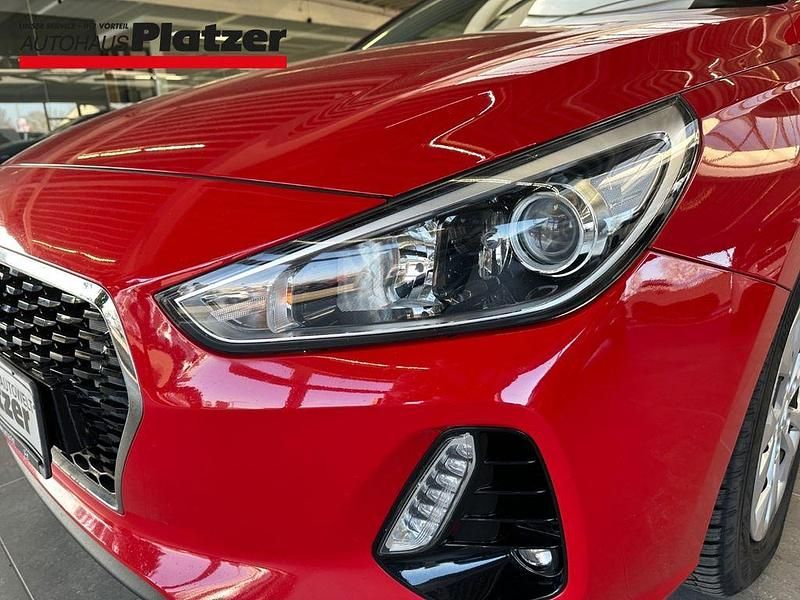 Gebraucht Hyundai i30 Select 120 PS (88 kW) 2017 Rot Limousine