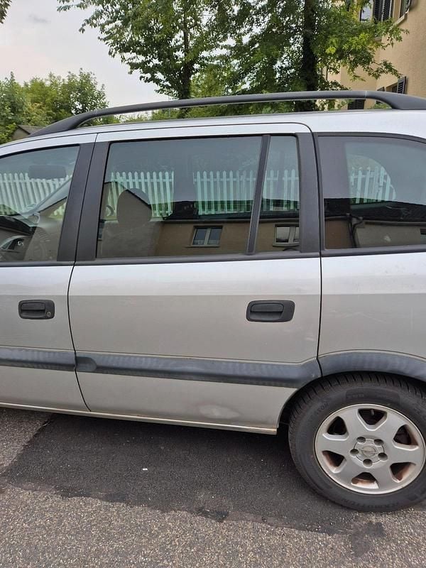 Silber Gebraucht 2002 Opel Zafira Van / Kleinbus | 800 € (Superpreis) - Bild 1/4