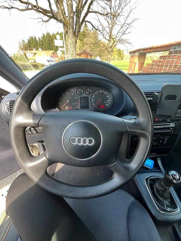 Second-hand Audi A3 101 CP (74 kW) 2001 Argintiu Hatchback