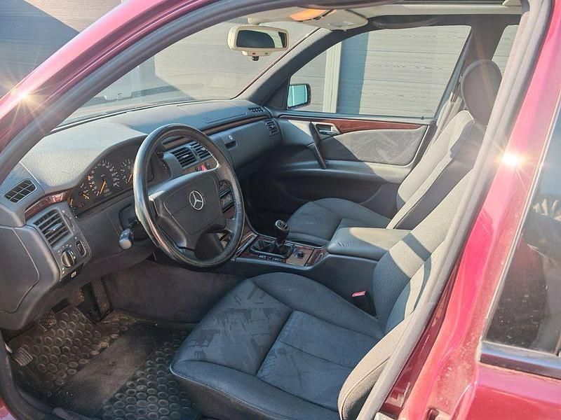 Gebraucht Mercedes E230 Elegance 150 PS (110 kW) 1995 Rot Limousine