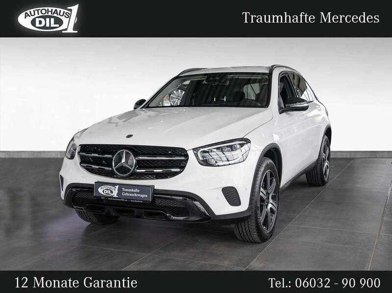 Weiß (polarweiß) Gebraucht 2021 Mercedes GLC200 Night SUV | 36.650 € (Fairer Preis) - Bild 1/2