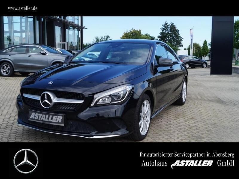 Metalliclack kosmosschwarz Gebraucht 2018 Mercedes CLA220 Urban Limousine | 22.000 € - Bild 1/4