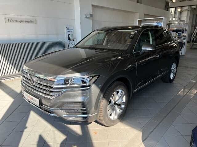 Siliziumgrau metallic (metallic) Gebraucht 2021 VW Touareg Elegance SUV | 64.980 € - Bild 1/3