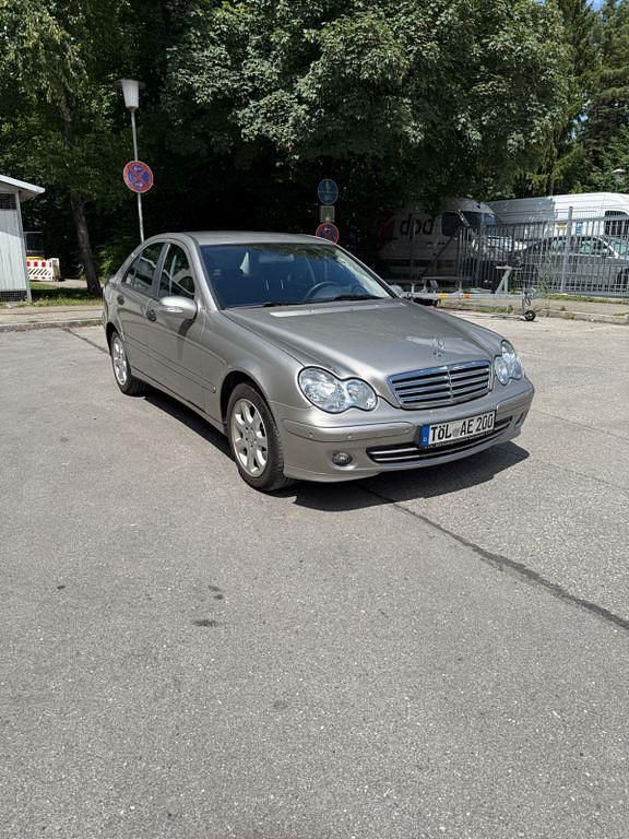 Grau Gebraucht 2005 Mercedes C220 Elegance Limousine | 3.999 € (Etwas zu teuer) - Bild 1/4