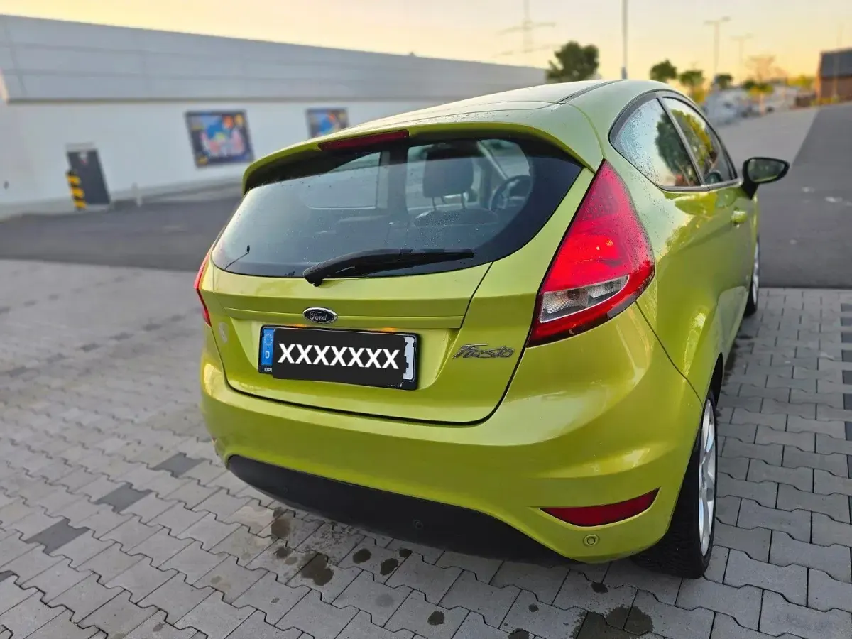 Gebraucht Ford Fiesta Trend 97 PS (71 kW) 2011 Grün Limousine